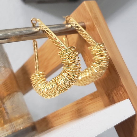 Gold Triangle Hoops 💛 Woven Interlocking Wire - Picture 5 of 5